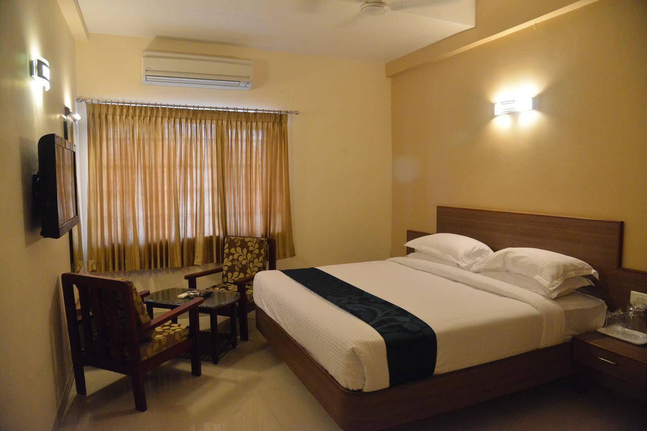 Sri Balaji Hotels Tiruchengodu Buitenkant foto