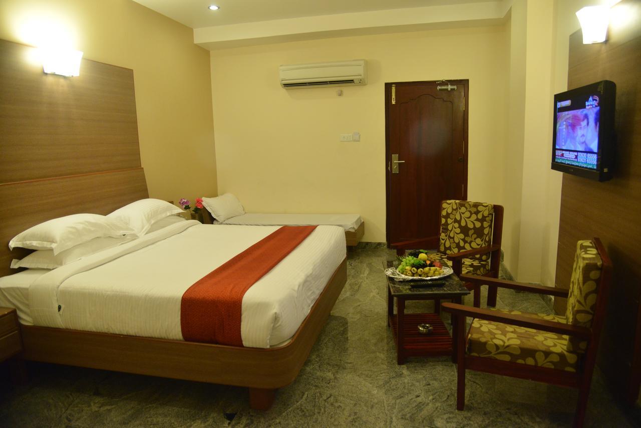 Sri Balaji Hotels Tiruchengodu Buitenkant foto
