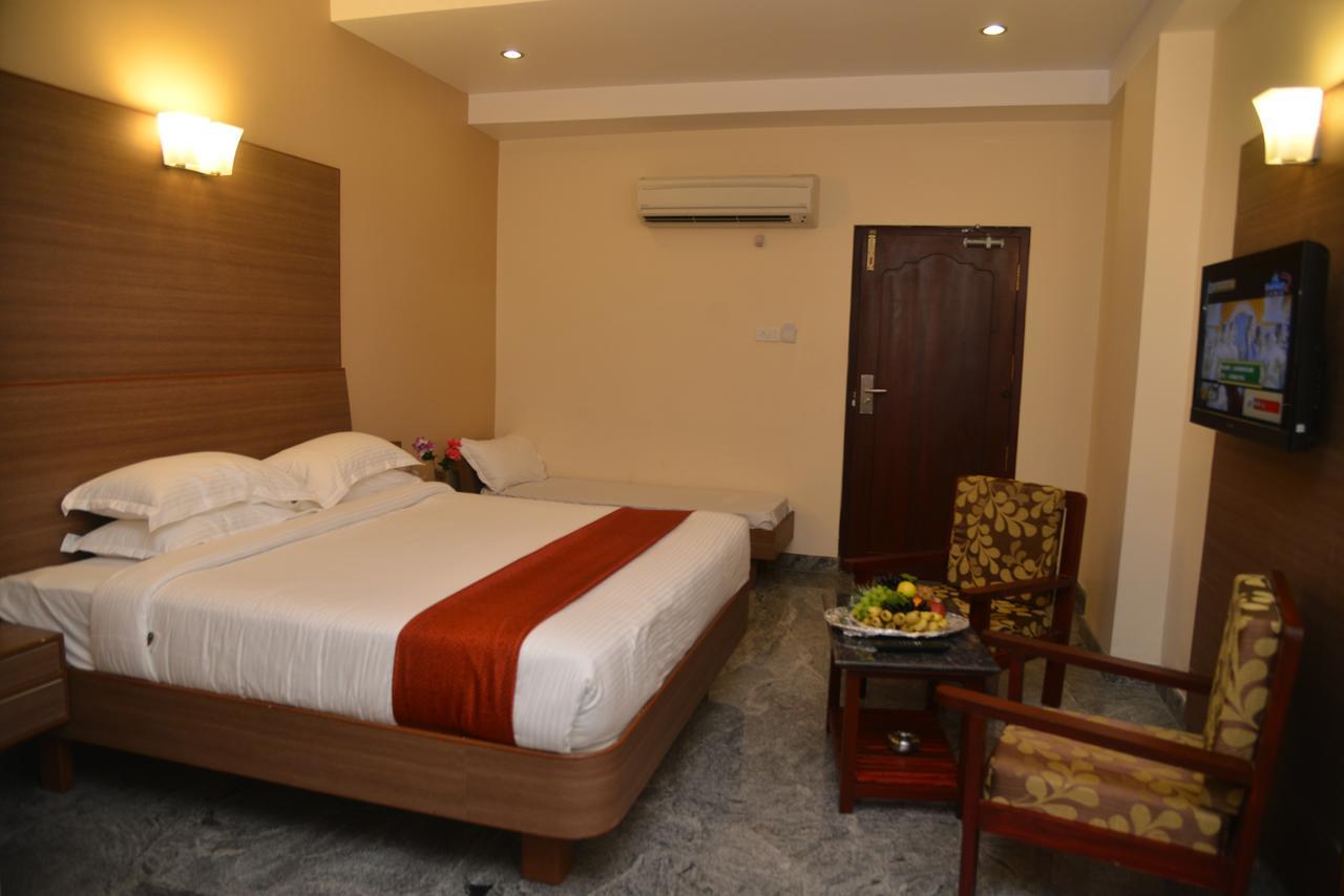 Sri Balaji Hotels Tiruchengodu Buitenkant foto