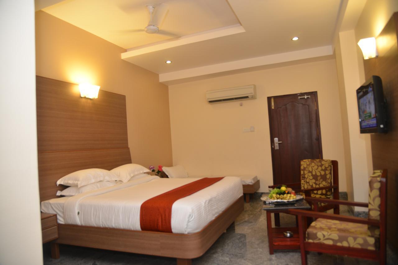 Sri Balaji Hotels Tiruchengodu Buitenkant foto